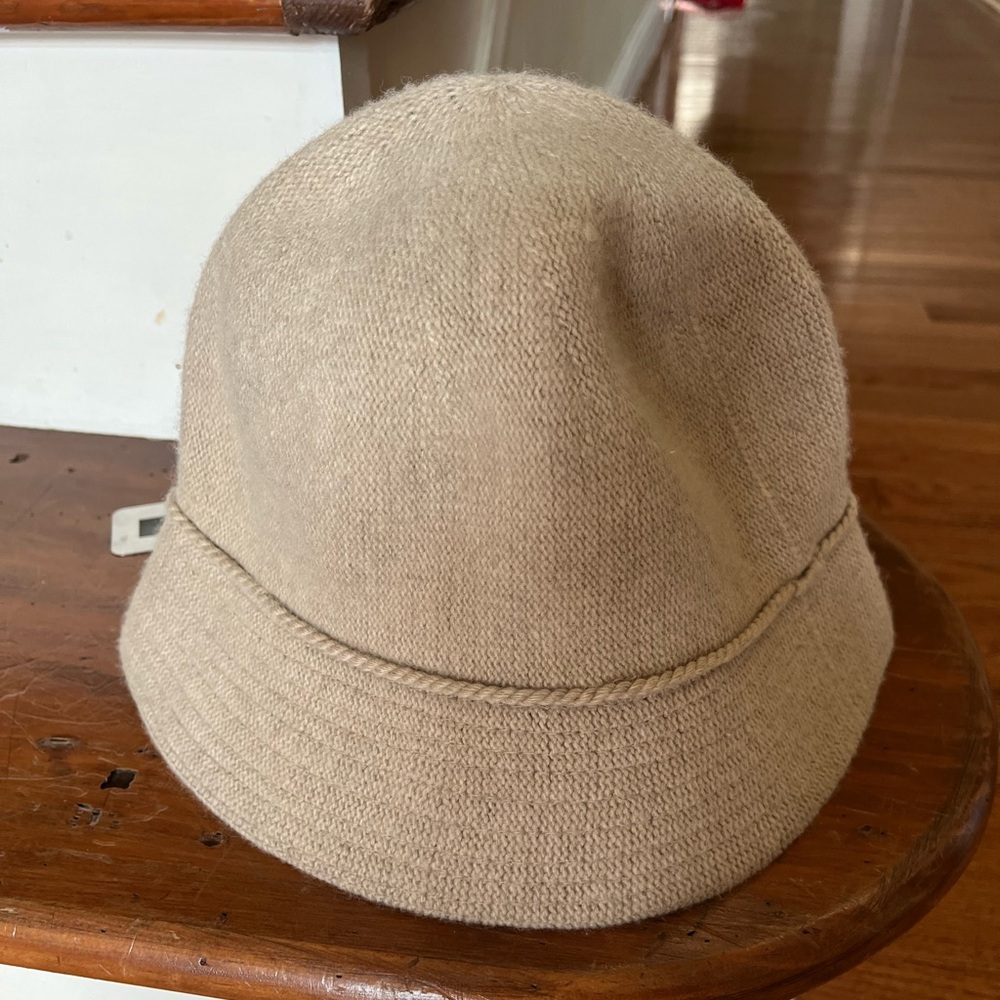 Banana Republic woman’s oatmeal bucket hat in S/M - Picture 7 of 7